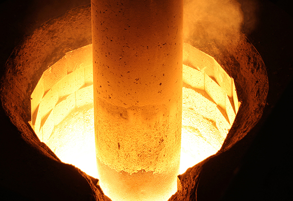 国内首台套多功能电渣重熔炉设备在江苏星火成功试产空心锭