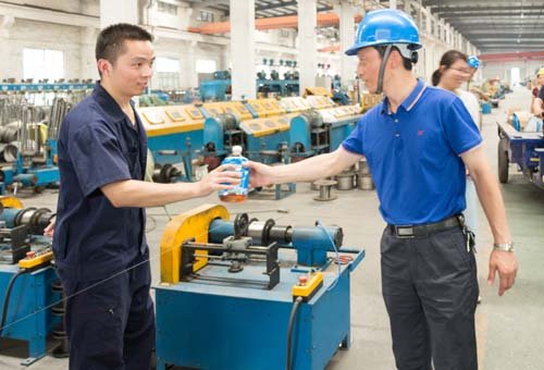 江苏星火特钢领导班子慰问生产一线员工